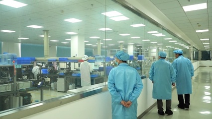 馴光二十余載，光纖上磨透鏡問鼎全球第一